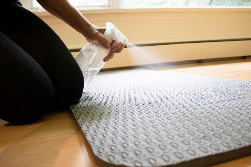 Cách vệ sinh thảm yoga đơn giản và hiệu quả